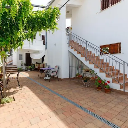 Guest house Pernar 3*